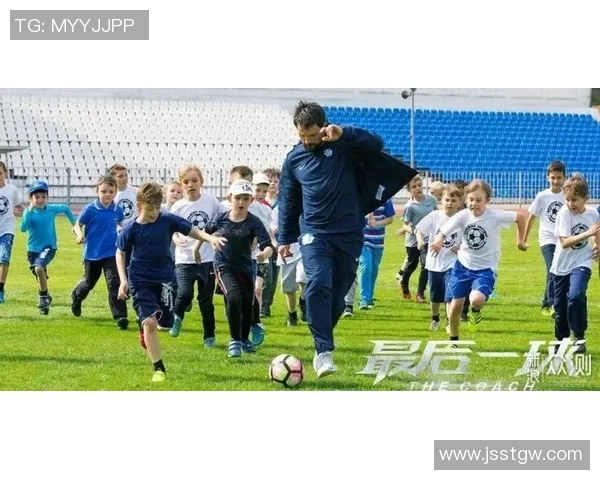 足球场上球星与女性同框瞬间 展现魅力与风采的完美合影